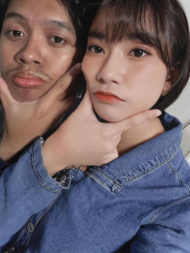 6 Editan Foto Cowok Bareng Zee dan Freya JKT48 Ini Halu Banget, Kocak