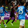 Penyerang AC Milan, Olivier Giroud melakukan selebrasi setelah mencetak gol penyeimbang saat melawan Napoli pada pertandingan lanjutan Liga Serie A Italia di stadion San Siro di Milan, Senin (19/9/2022). Napoli menang tipis atas AC Milan 2-1. (AFP/Miguel Medina)