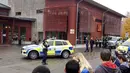Petugas mengamankan lokasi penyerangan di sebuah sekolah di Trollhattan, Swedia barat, Kamis (22/10). Seorang pria bertopeng dan bersenjatakan pedang menyerang sekolah tersebut dan menewaskan satu murid dan satu guru.(REUTERS/Stig Hedstrom/TT News Agency)