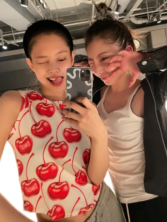 <p>Bergabung dengan BLACKPINK membuat rapper tersebut harus mampu menguasai gerakan dance. Jennie berpose dengan seorang koreografer Silver Gun. (Instagram/@jennierubyjane)</p>