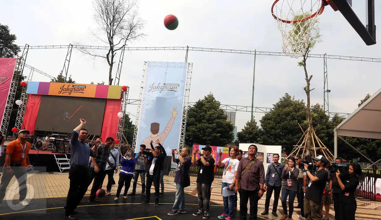 Calon Gubernur Basuki Tjahaja Purnama (Ahok) mencoba memasukkan bola ke keranjang saat mengunjungi acara Jakarta Beragam (JakGram) di Plaza Selatan, Gelora Bung Karno, Jakarta, Sabtu (15/4). (Liputan6.com/Johan Tallo)