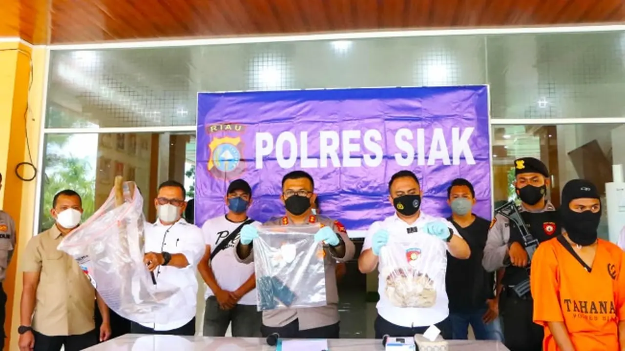 Konferensi pers pembunuhan dan perkosaan remaja di Polres Siak yang menghadirkan pelaku.