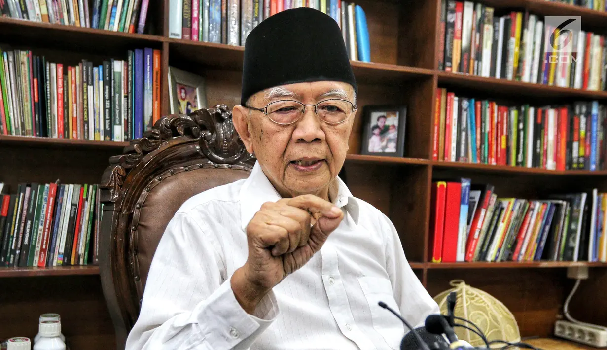 Salahuddin Wahid atau Gus Solah memberi keterangan pers ketika tim Jelajah Kebangsaan berkunjung ke Pesantren Tebuireng dan ziarah makam Gus Dur di Jombang, Jawa Timur, Rabu (20/2). (Liputan6.com/Johan Tallo)