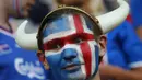 Seorang suporter dengan topi khas Viking menanti laga Islandia melawan Inggris pada baba 16 besar Piala Eropa di Stade de Nice, Nice, Prancis (28/6/2016). Islandia menang 2-1. (REUTERS/Kai Pfaffenbach)