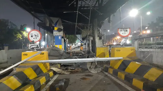 Gerbang tol dibakar