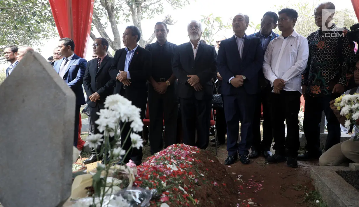 Presiden pertama Timor Leste Xanana Gusmao (tengah) saat berziarah ke makam Presiden ke-3 RI BJ Habibie di TMP Kalibata, Jakarta, Minggu (15/9/2019). Xanana dan perwakilan rakyat Timor Leste memanjatkan doa untuk Habibie. (merdeka.com/Iqbal Nugroho)