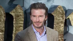 Ekspresi David Beckham berpose saat tiba menghadiri pemutaran perdana film 'King Arthur The Legend Of The Sword' ', di London, Inggris (10/5). Mantan pesekbola ini tampil keren dengan busana dan sepatu serba coklat. (AFP Photo/Daniel Leal Olivas)