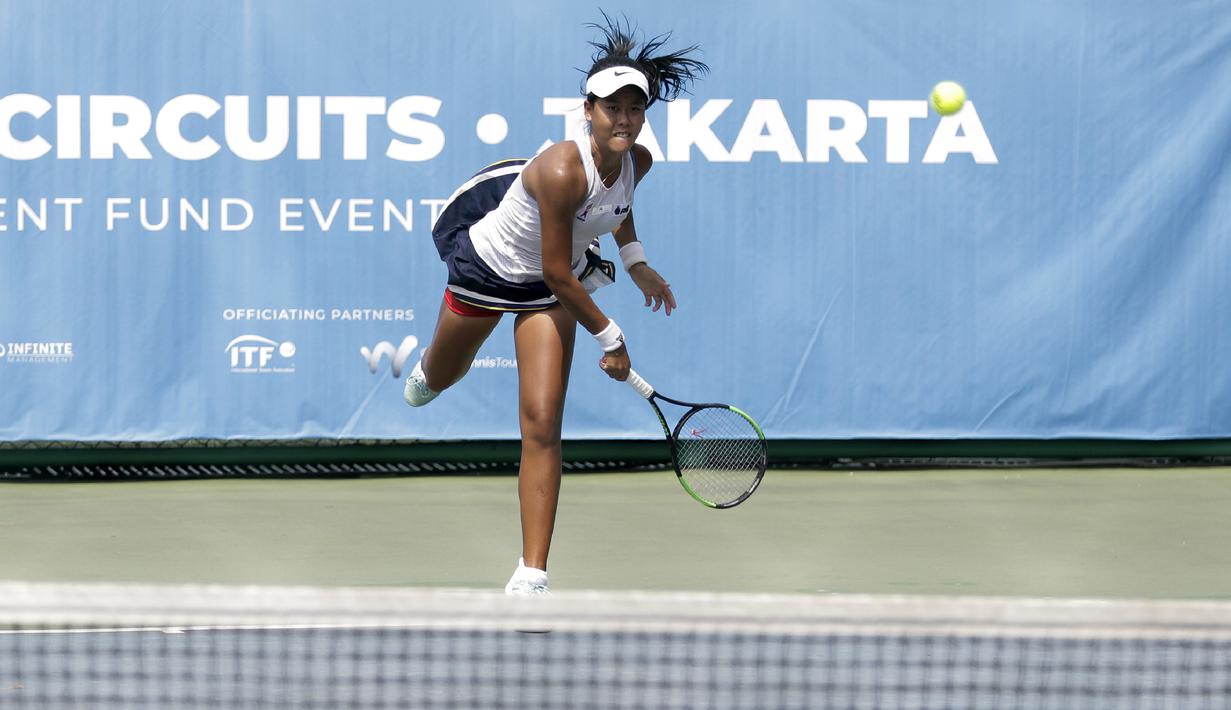 Petenis Thailand, Champoothip Jundakate, memukul bola saat ITF Women's Circuit di Elite Club Epicentrum, Jakarta, Selasa (18/6). Turnamen tingkat internasional ini diikuti sejumlah petenis Asia dan Eropa. (Bola.com/Yoppy Renato)
