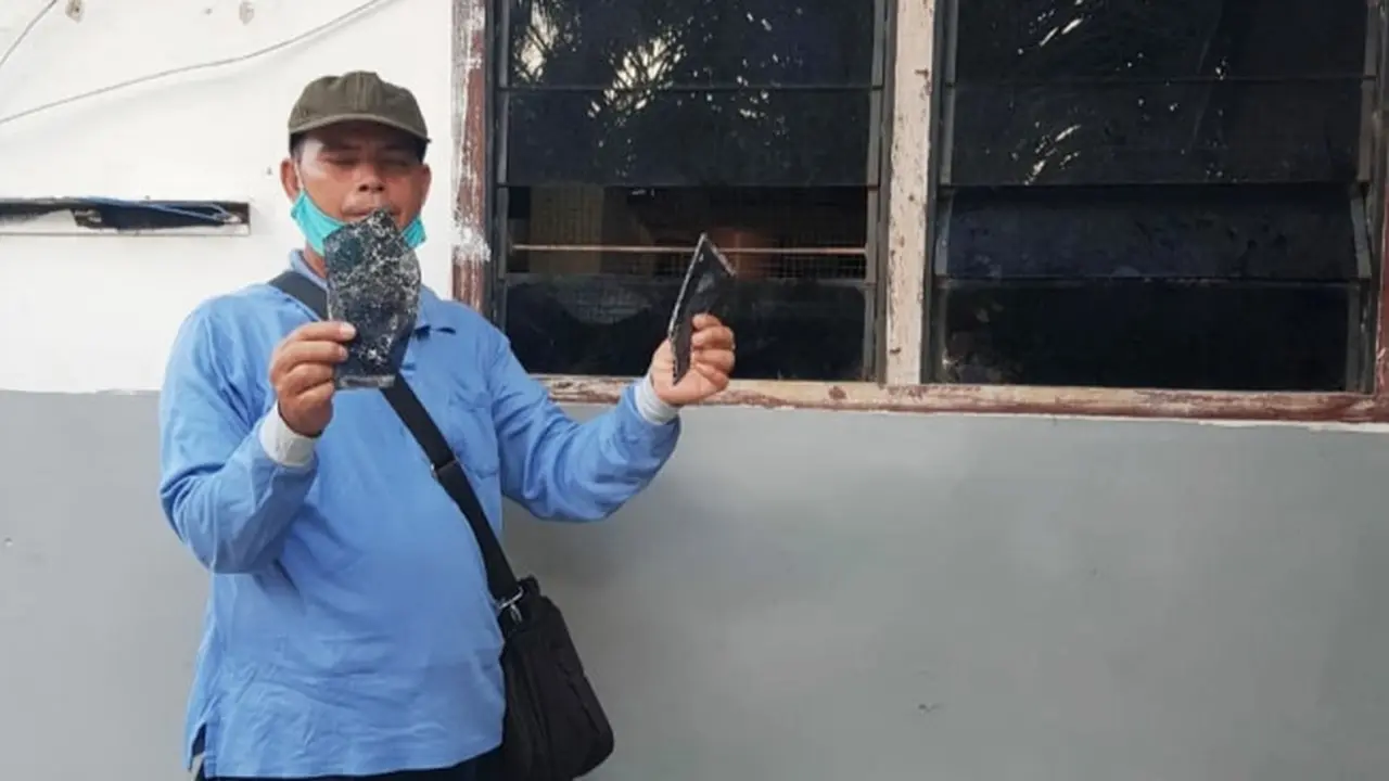 Seorang karyawan PT Langgam Harmuni memperlihatkan bukti penyerangan dan perusakan barak karyawan.