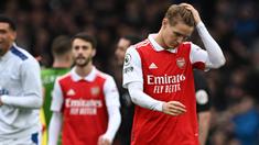 Arsenal dipastikan gagal menyabet juara Liga Inggris 2022/2023 pada Minggu (21/5/2023) dini hari WIB. Kekalahan 0-1 di markas Nottingham Forest membuat The Gunners tak lagi bisa mengejar perolehan poin Man City. Berikut ini 4 momen kunci yang buat 248 hari Arsenal di puncak klasemen jadi sia-sia. (AFP/Paul Ellis)