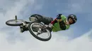 Aksi legenda freestyles sepeda BMX, Dave Mirra pada "T-Mobile Ramps and Amps Invitational" di New York City, 19 Juli 2003. Pria 41 tahun itu ditemukan dalam mobilnya di Greenville dengan luka tembak di kepala pada Kamis (4/2/16). (Mark Mainz/Getty Images)
