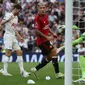 Reaksi pemain Manchester United, Lisandro Martinez saat melakukan gol bunuh diri ke gawangnya sendiri pada laga pekan kedua Liga Inggris 2023/2024 melawan Tottenham Hotspur di Tottenham Hotspur Stadium, London, Inggris, Minggu (20/08/2023) WIB. (AFP/Adrian Dennis)