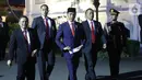 Presiden Joko Widodo atau Jokowi (tengah) berjalan saat tiba di Istana Merdeka, Jakarta, Minggu (20/10/2019). Usai dilantik menjadi Presiden RI untuk kedua kalinya, Jokowi  langsung kembali ke Istana Merdeka. (Liputan6.com/Angga Yuniar)