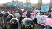 Penertiban pedagang kaki lima (PKL) oleh Satuan Polisi Pamong Praja (Satpol PP) di kawasan Gunung Mas Puncak, Cisarua, Kabupaten Bogor, diwarnai perlawanan dari pedagang. (Achmad Sudarno).