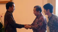 Jokowi menyambut kedatangan utusan khusus Perdana Menteri Jepang Shinzo Abe, Toshihiro Nikai di Istana Bogor, Jawa Barat, Jumat (19/1/2018). (Liputan6.com/Hanz Jimenez Salim)