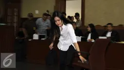 Terdakwa Jessica Kumala Wongso bersiap untuk memberi keterangan dalam sidang ke-26 kasus tewasnya Wayan Mirna Salihin dengan agenda pemeriksaan terdakwa di Pengadilan Tipikor, Jakarta, Rabu (28/9). (Liputan6.com/Helmi Afandi)