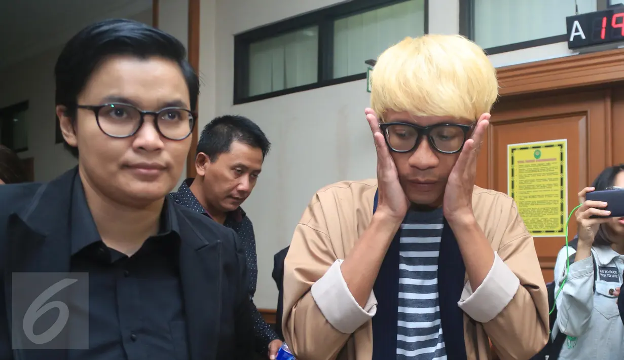 Aming saat menghadiri sidang perdana perceraiannya di Pengadilan Agama Jakarta Selatan, Kamis (23/3). Meski telah melakukan pertemuan keluarga, Aming tetap bersikukuh untuk melakukan perceraian. (Liputan6.com/Herman Zakharia)