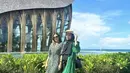 Zaskia Sungkar mengenakan dress hijau dipadukan kerudung hitam dan topi pantainya. [Instagram/@zaskiasungkar15]