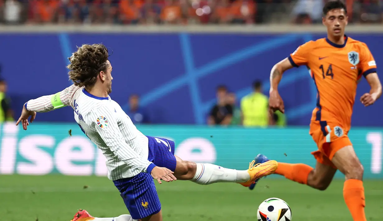 Sementara, Belanda lebih banyak bertahan, meski juga sesekali merangsek ke wilayah pertahanan Prancis. (FRANCK FIFE/AFP)