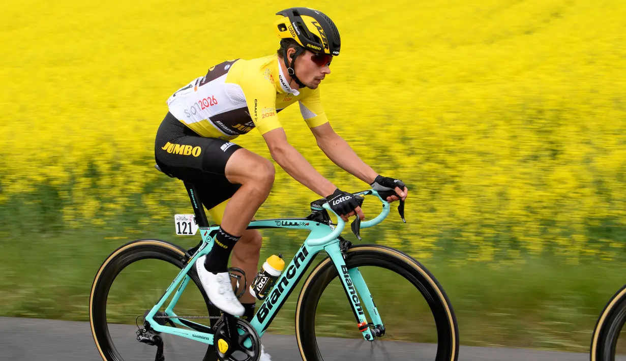 Pembalap Primoz Roglic dari Slovenia memacu sepedanya saat mengikuti Tour de Romandie UCI ProTour ke-72 di Bottens, Swiss (29/4). Dalam lomba ini para pembalap harus menempuh jarak 181,8 km. (Jean-Christophe Bott / Keystone via AP)