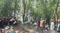 Presiden Joko Widodo atau Jokowi dan Iriana menanam bibit vetiver di Desa Jatisari Kabupaten Wonogiri, Jawa Tengah, Sabtu (15/2/2020).(Liputan6.com/ Lizsa Egeham)