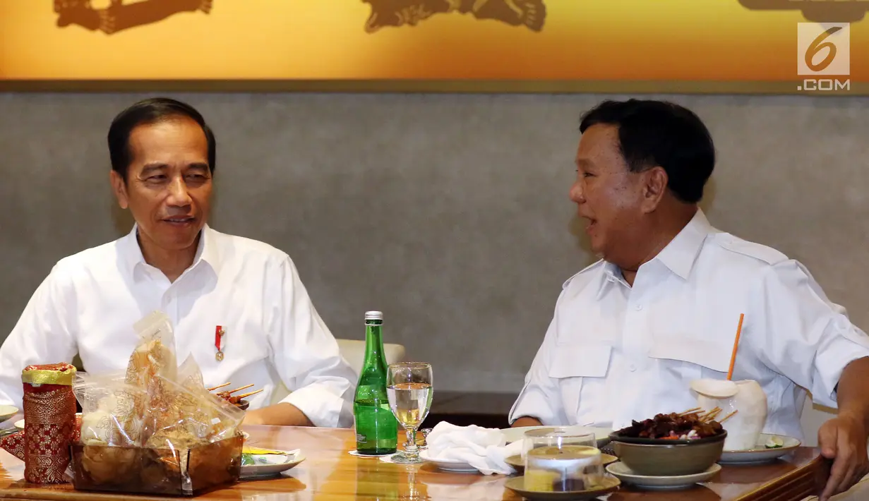 Presiden terpilih Joko Widodo atau Jokowi (kiri) dan Ketua Umum Partai Gerindra Prabowo Subianto berbincang saat makan bersama di FX Sudirman, Jakarta, Sabtu (13/7/2019). Jokowi dan Prabowo santap siang bersama satu meja. (Liputan6.com/JohanTallo)