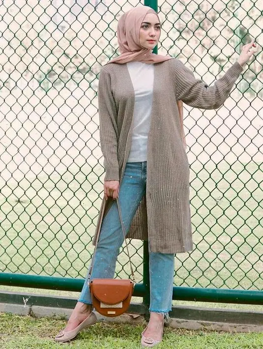 Gaya casual ala Citra Kirana ini bisa kamu tiru. Padukan celana jeans dengan t-shirt dan cardigan rajut panjang warna cokelat (Instagram/citraciki).