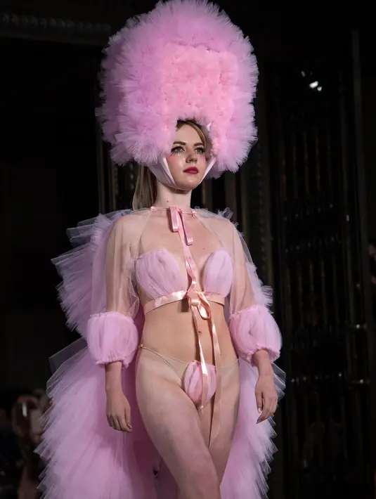 Model berjalan di atas catwalk mengenakan busana Spring/Summer 2019 kreasi perancang Pam Hogg selama London Fashion Week di London (14/9). Pam Hogg merupakan desainer asal Inggris. (Photo by Vianney Le Caer/Invision/AP)