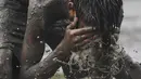 Seorang anak mencuci mukanya saat bermain permainan Kabaddi di sebuah lahan yang digenangi air di Kolkata (8/9/2019). Olahraga ini merupakan olahraga nasional Bangladesh, dan olahraga negara bagian Punjab, Tamil Nadu dan Andhra Pradesh di India. (AFP Photo/Dibyangshu Sarkar)