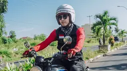 Kembali ke perjalanannya di Tanjung Pinang. Bisma kesini pun tidak hanya sendiri, namun bersama Soleh Solihun dan Isa Bajaj yang ikut mengendarai sepeda motor klasik. (Liputan6.com/IG/@sibisma)