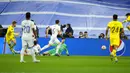 Pemain Chelsea Timo Werner (kiri) mencetak gol ke gawang Real Madrid pada pertandingan leg kedua perempat final Liga Champions di Stadion Santiago Bernabeu, Madrid, Spanyol, 12 April 2022. Real Madrid kalah 2-3. (AP Photo/Manu Fernandez)