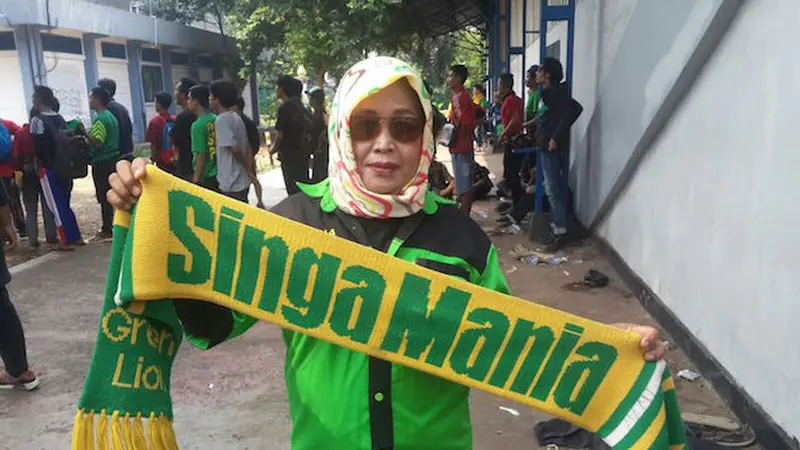 Luar Biasa, Nenek 3 Cucu Jadi Pentolan Suporter Sriwijaya