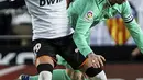 Penyerang Valencia, Rodrigo Moreno berebut bola dengan bek Real Madrid, Sergio Ramos pada pertandingan lanjutan La Liga Spanyol di Stadion Mestalla (15/12/2019). Madrid bermain imbang 1-1 atas Valencia. (AP Photo/Alberto Saiz)