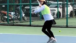 Pesinetron keturunan Belgia dan Indonesia ini tampak menikmati setiap momen saat bermain tenis. Ia terlihat senang bisa diet dengan cara bermain tenis. Dengan ketekunannya, Irish jadi langsing karena rajin main tenis. (Liputan6.com/IG/_irishbella_)