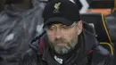 Pelatih Liverpool, Juergen Klopp, tampak kecewa usai ditaklukkan Wolverhampton Wanderers pada laga Piala FA di Stadion Molineux, Senin (7/1). Liverpool takluk 1-2 dari Wolverhampton Wanderers. (AP/Rui Vieira)