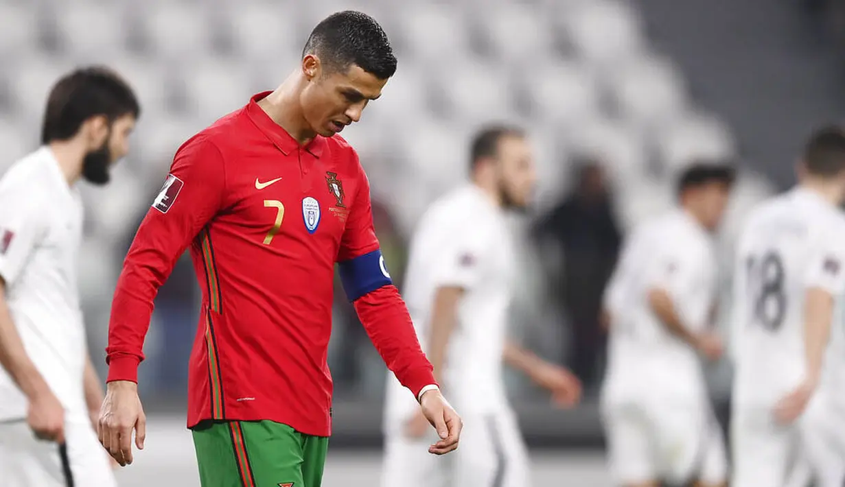 Striker Portugal, Cristiano Ronaldo, tampak lesu usai pertandingan melawan Azerbaijan pada laga kualifikasi Piala Dunia 2022 di Stadion Juventus, Turin, Kamis (25/3/2021). Portugal menang dengan skor 1-0. (Fabio Ferrari/LaPresse via AP)