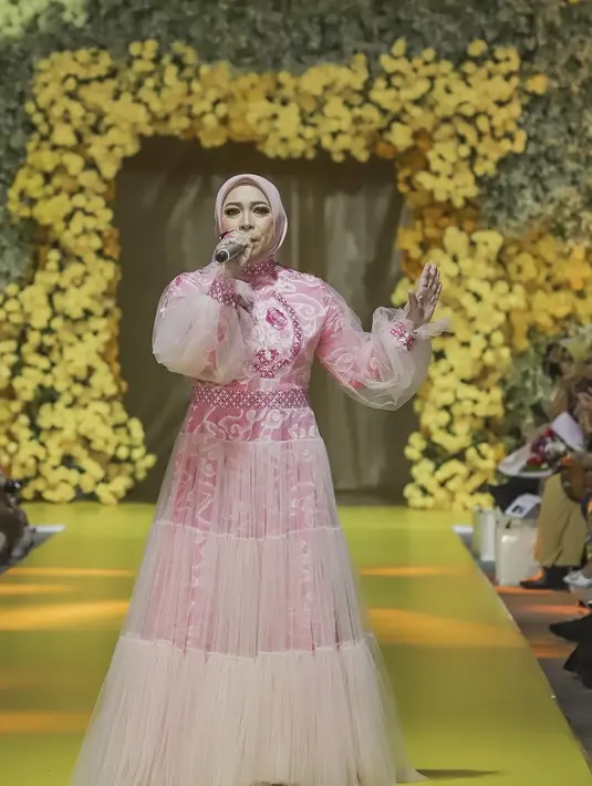 Tampil sebagai penyanyi, Melly Goeslaw tampak menawan berbalut tulle dress batik. (Credits/Tim Muara Bagdja).