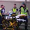 Petugas saat mengevakuasi seorang korban dalam insiden penembakan di Pantai Bondi, Sydney, Minggu, 14 Desember 2025. (Foto: AP/Mark Baker)