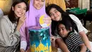 Seperti diketahui, Meisya Siregar lahir di Bandung 13 April 44 tahun lalu. Senyum bahagia bisa merayakan ulang tahun bersama orang-orang tercinta. [Instagram/meisya_siregar]