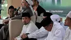 Ketua PWNU DKI Jakarta Tb Robby Budiansyah (tengah) menghadiri peringatan maulid dan zikir di Jakarta, Kamis (19/2). Acara ini digelar sekitar 1000 jamaah Nahdlatul Ulama DKI untuk mendoakan umat dan negara. (Liputan6.com/Johan Tallo)