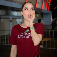 Gaya Kasual dan Flawless Cinta Laura dan Caitlin Halderman Nonton Laga Timnas Indonesia vs China di GBK