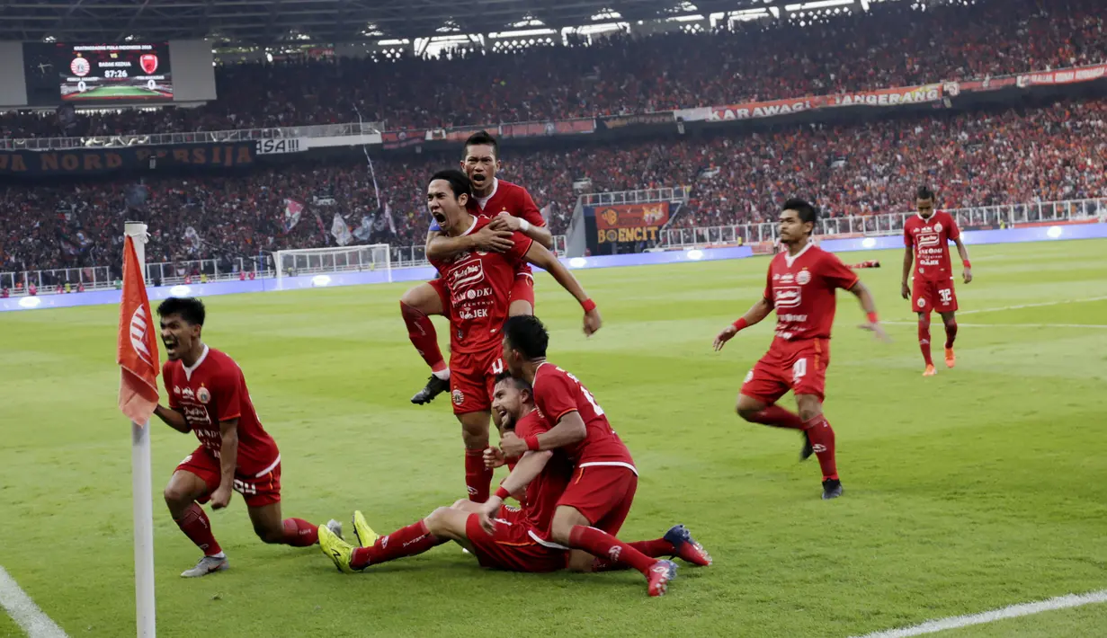 Pemain Persija Jakarta merayakan gol yang dicetak oleh Ryuji Utomo ke gawang PSM Makassar pada laga Piala Indonesia 2019 di SUGBK, Jakarta, Minggu (21/7). Persija menang 1-0 atas PSM. (Bola.com/M Iqbal Ichsan)