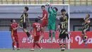 <p>Kiper Timnas Vietnam U-19, Cao Van Binh berusaha mengahalau bola&nbsp;pada laga semifinal Piala AFF U-19 2022 melawan Timnas Malaysia U-19 yang berlangsung di Stadion Patriot Candrabhaga, Bekasi, Rabu (13/07/2022). (Bola.com/M Iqbal Ichsan)</p>