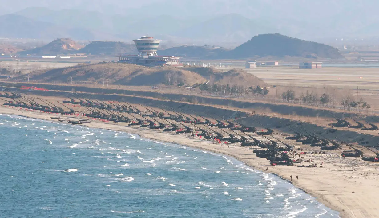 Sejumlah artileri berbaris di tepi pantai saat akan menggelar latihan, Korea Utara, Jumat (25/3). Latihan militer ini dipantau langsung oleh sang pemimpin, Kim Jong-un.(Reuters/KCNA)