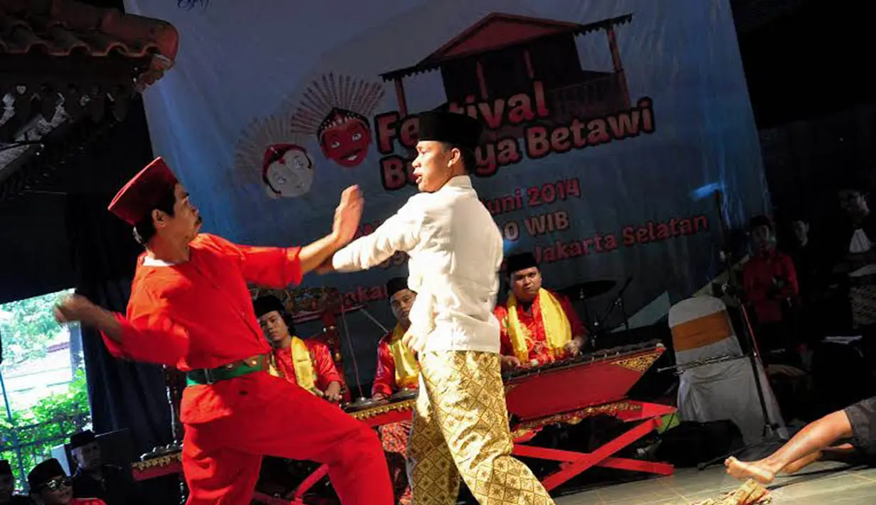 Adegan berkelahi yang menampilkan jurus silat khas betawi menjadi salah satu daya tarik di setiap pertunjukannya, seperti dalam Festival Budaya Betawi, Minggu (15/06/14) di Ciganjur, Jakarta Selatan (Liputan6.com/Faizal Fanani)