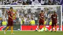 Pemain AS Roma tampak kecewa usai ditaklukkan Real Madrid pada laga Liga Champions di Stadion Santiago Bernabeu, Madrid, Rabu (19/9/2018). Real Madrid menang 3-0 atas AS Roma. (AP/Paul White)