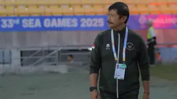 Meski berhasil mengalahkan Myanmar U-22 dengan skor 3-1 pada laga pamungkas Grup C SEA Games 2025, tim asuhan pelatih Indra Sjafri ini kalah produktivitas gol dari Malaysia. Tampak dalam foto, pelatih Timnas Indonesia U-22, Indra Sjafri, sesaat sebelum memimpin laga melawan Myanmar pada pertandingan terakhir Grup C SEA Games 2025 di The 700th Anniversary of Chiang Mai Stadium, Thailand, Jumat (12/12/2025). (Bola.com/Bagaskara Lazuardi)