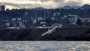 Kondisi pesawat maskapai Pegasus Airlines yang nyaris terperosok ke laut saat mendarat di bandara Trabzon, Turki, Minggu (14/1). Pesawat Boeing 737 berpenumpang 168 orang itu berangkat dari Ankara dan hendak mendarat di Trabzon. (DOGAN NEWS AGENCY/AFP)