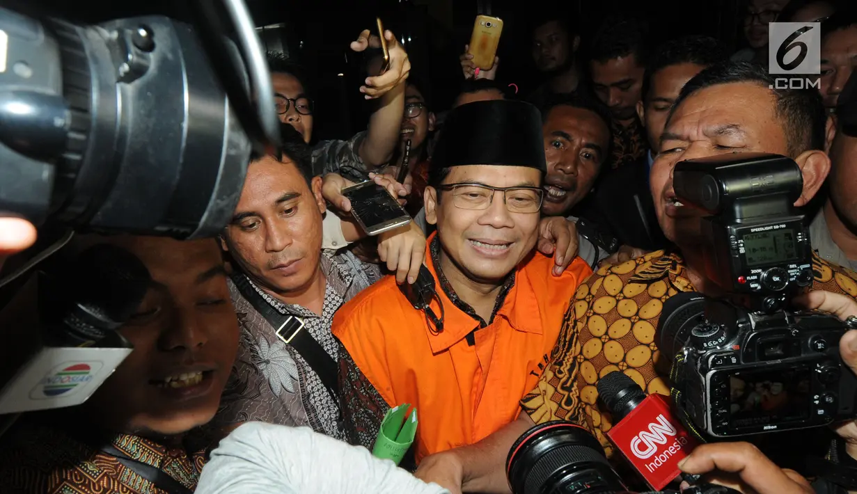 Wakil Ketua DPR, Taufik Kurniawan saat ditanya awak media usai menjalani pemeriksaaan kasus pengurusan Dana Alokasi Khusus (DAK) Kab Kebumem TA 2016 di gedung KPK, Jakarta, Jumat (2/11). (Merdeka.com/Dwi Narwoko)