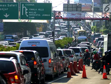 Ribuan kendaraan antre menuju kawasan Puncak saat diberlakukan sistem buka tutup di pintu keluar Tol Gadog, Bogor, Jawa Barat (18/6). Kemacetan ini terjadi meski libur Lebaran tinggal beberapa hari lagi. (Merdeka.com/Arie Basuki)